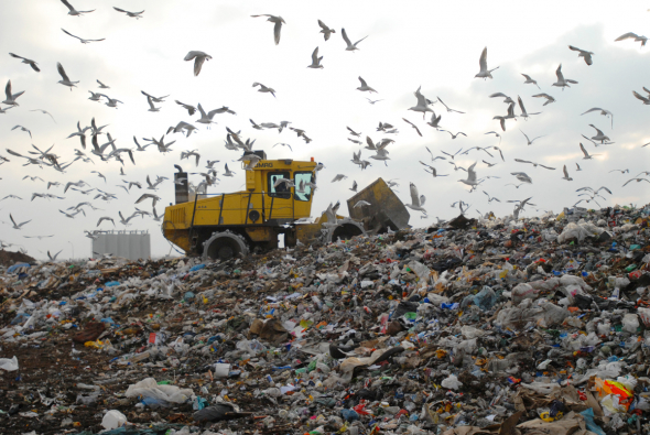 V roce 2015 bylo vyprodukováno v ČR 26,8 milionů tun odpadů. Komunální odpad z toho tvořil 3,3 miliónu tun.
