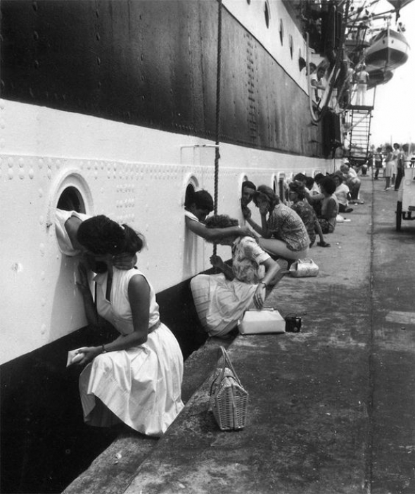 2# Ženy se loučí s muži odplouvajícími do války. Američtí vojáci totiž nesmí dostat poslední polibek na lodi. Přináší to prý smůlu! (7. prosince 1941)