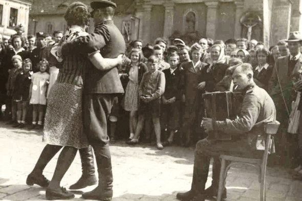 6. První změna přišla až po sametové revoluci, kdy se v květnu 1990 nejprve upravil název na Den osvobození od fašismu, o rok později i datum na dodnes platný 8. květen.