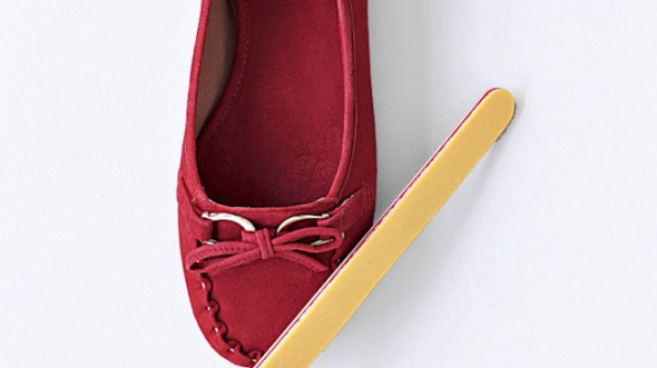 6. Pilníkem na nehty lze vyčistit semiš na botách. 