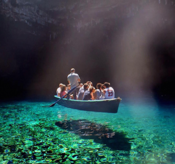 16. Nejjasnější voda na světě, jezero Melissani v řecké Kefalonii