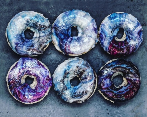 6. Donut neboli americká kobliha ve vesmírných barvách 