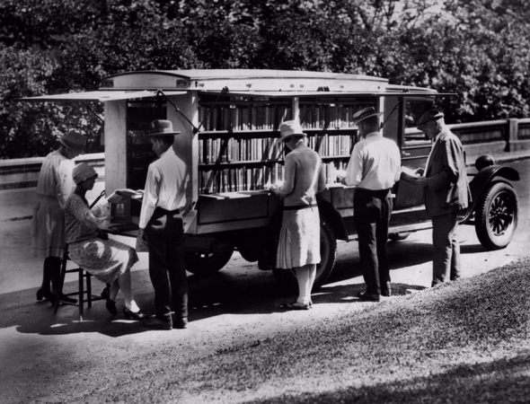 1. První veřejná pojízdná knihovna v Cincinnati (USA) roku 1927