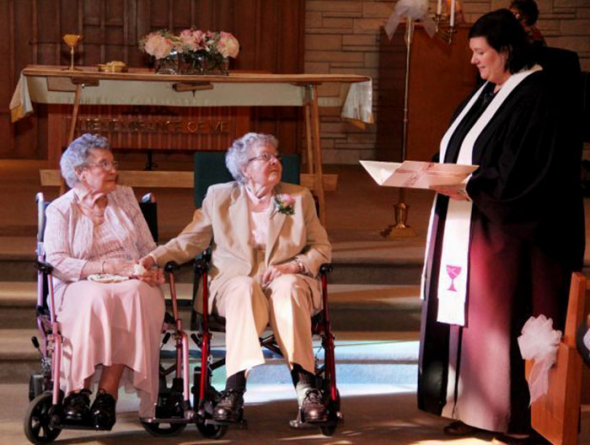 2. Tyto dvě ženy z Iowy se po neuvěřitelných 72 letech strávených spolu berou, protože už konečně můžou. 