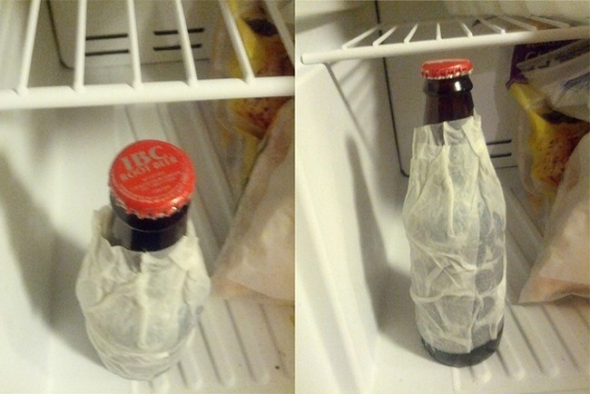 6. Potřebujete rychle zchladit nápoj? Obalte flašku mokrou kuchyňskou utěrkou a vložte ji na 15 minut do lednice  