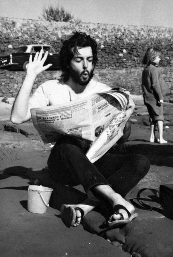 13. Paul McCartney relaxuje, 1968