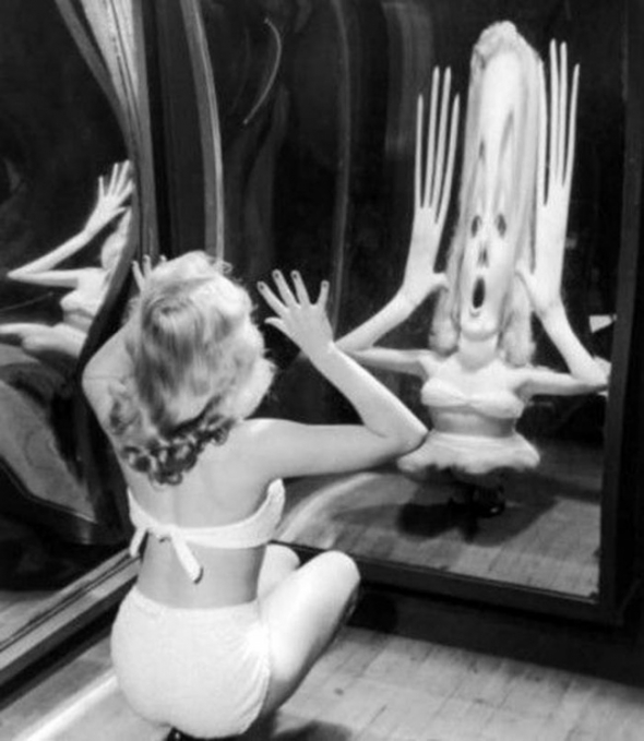 10. Marilyn Monroe dělá &quot;opičky&quot; před zrcadlem, 1950