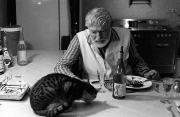 14. Ernest Hemingway večeří se svou kočkou 