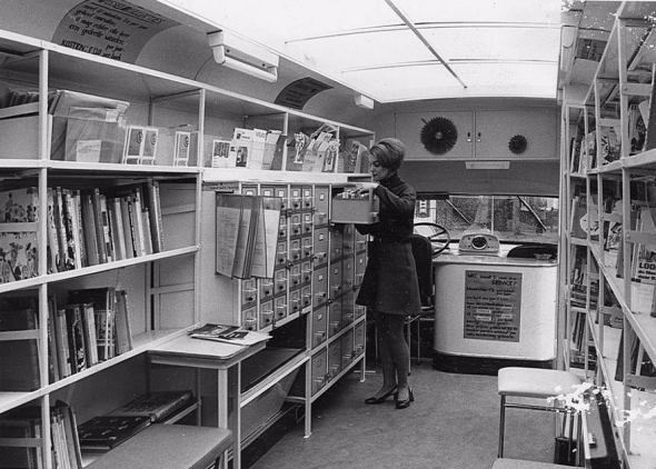 3. Uvnitř mobilní knihovny (1960)