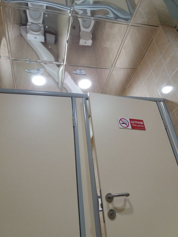 1# Takhle účelně umístěné zrcadlo na záchodě jste ještě neviděli!