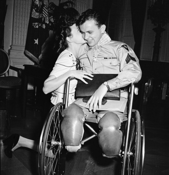 7# Návrat z války byl požehnáním, ovšem většina vojáků měla trvalé následky. Tady vidíte důkaz toho, že lásce na vzhledu nezáleží (1946).