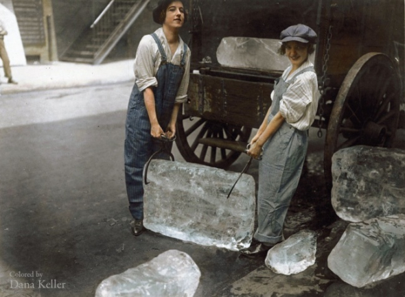 9. Mladé ženy nesoucí led, 1918 (kolorizace: Dana Keller)