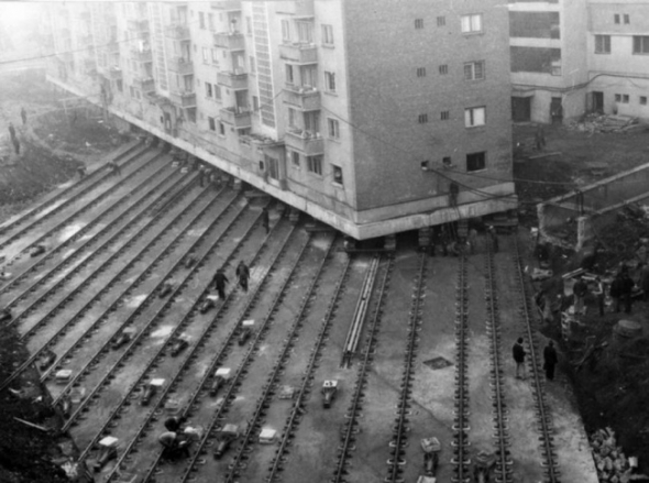 3. 7600 tun vážící bytový dům, který byl přesunut s cílem rozšířit ulici ve městě Alba Iulia v Rumunsku, 1987