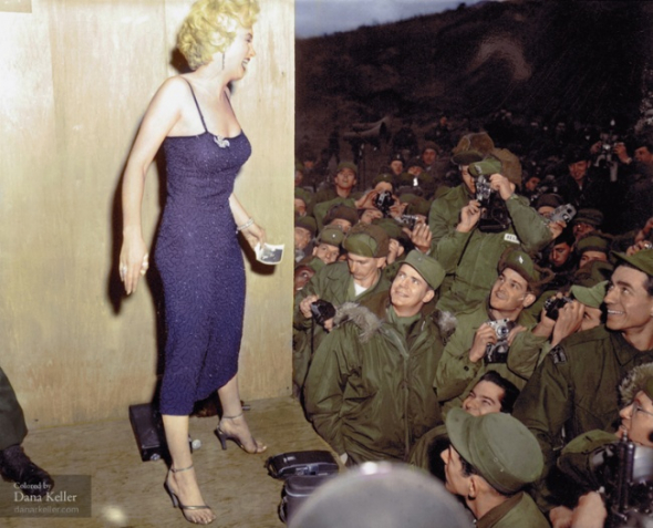 5. Marilyn Monroe baví vojáky, 1954 (kolorizace: Dana Keller)