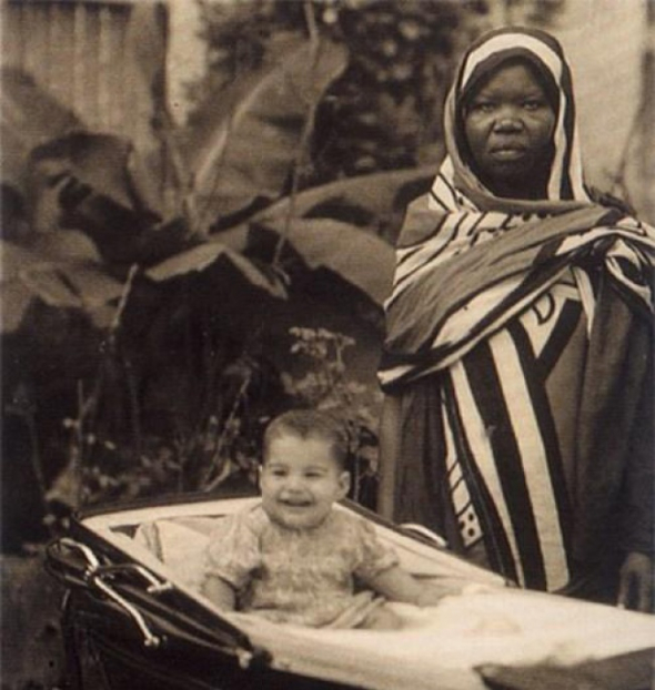2. Farrokh Bulsara, později známý pod pseudonymem Freddie Mercury, se svou chůvou. Zanzibar, 1947