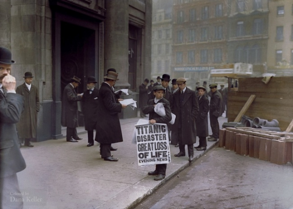 7. Chlapec prodává noviny, které oznamují, že se potopil Titanik, 1912 (kolorizace: Dana Keller)