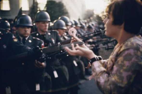 1) 17letá Jan Kasmir nabízí vojákovi květinu během protiválečného protestu před Pentagonem v roce 1967.