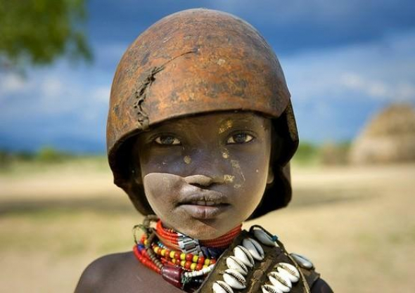 6) Malý bojovník kmene Erbore z Etiopie.