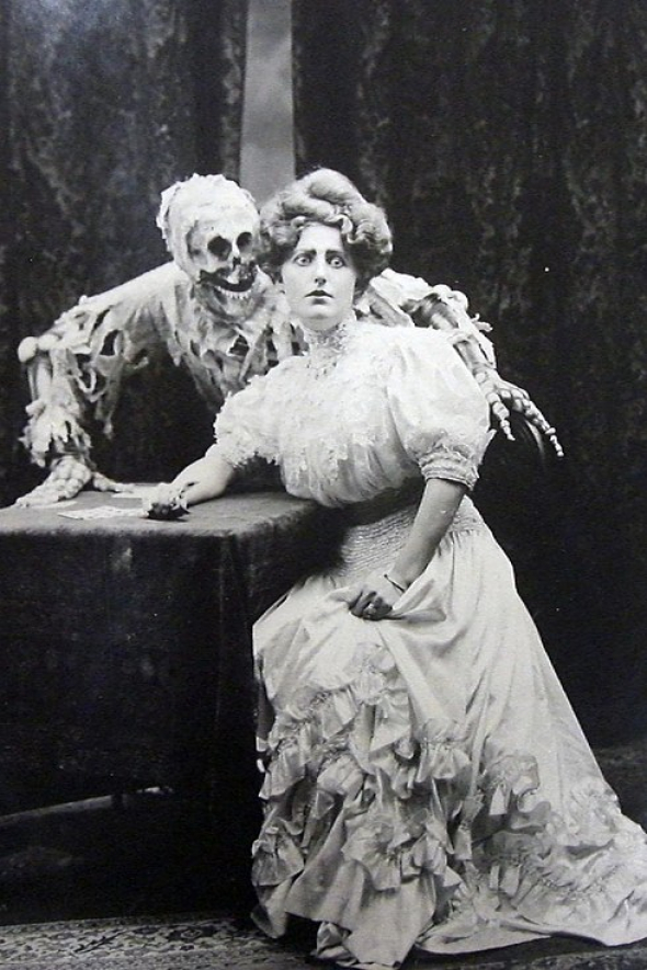 8. Viktoriánská žena a její host (1890)