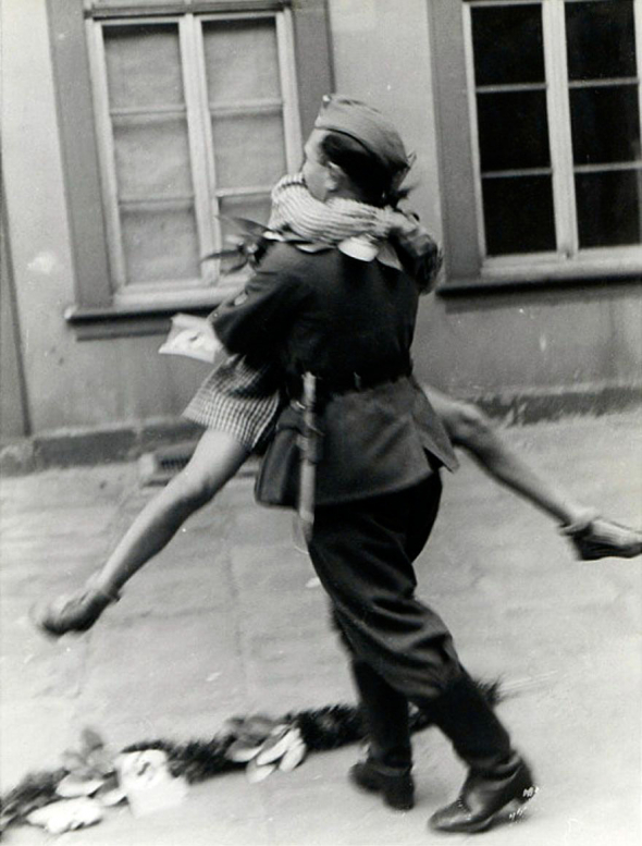 11# Radost po šťastném návratu domů. Takové objetí by uvítal každý (červen 1945).