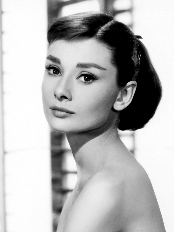 „Nepotřebuji ložnici, abych prokázala svou ženskost. Svůj sex-appeal vyjádřím třeba i trháním jablek nebo postáváním v dešti.“ - Audrey Hepburn