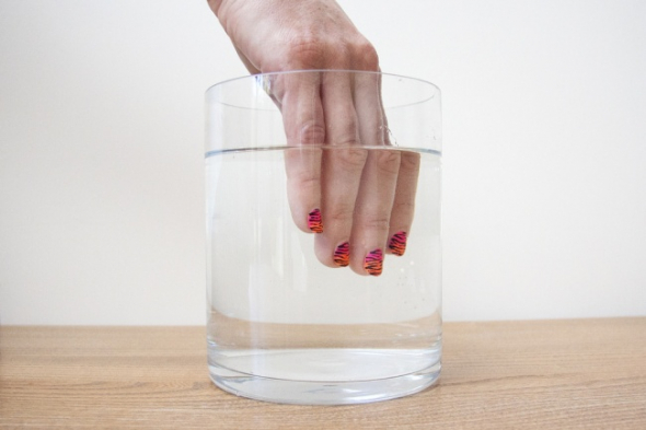 8. Ponořte ruku do studené vody a vaše nehty budou rychleji suché