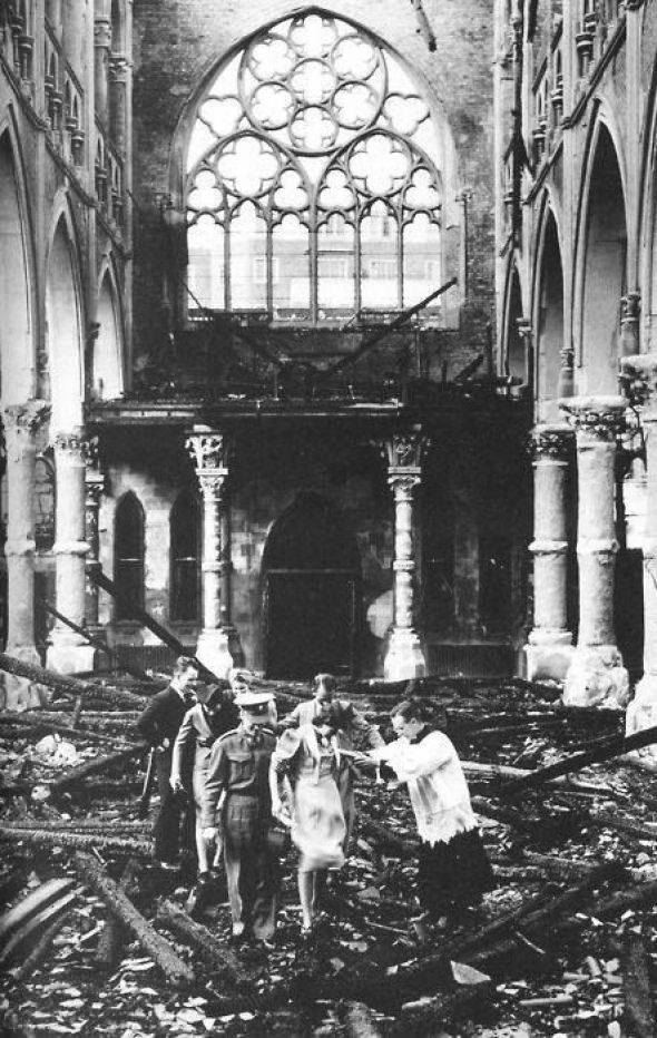 4# Svatba konající se v rozbombardovaném kostele v Londýně během II. světové války.