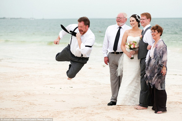 Jen tak si poletovat na svatební fotografii, to se opravdu nepoštěstí hned tak kdekomu...