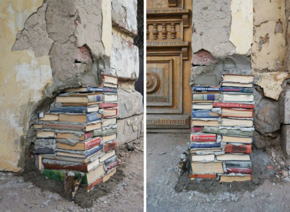 Takhle elegantně můžete spravit rozbitou zeď - podepřít ji knížkami!