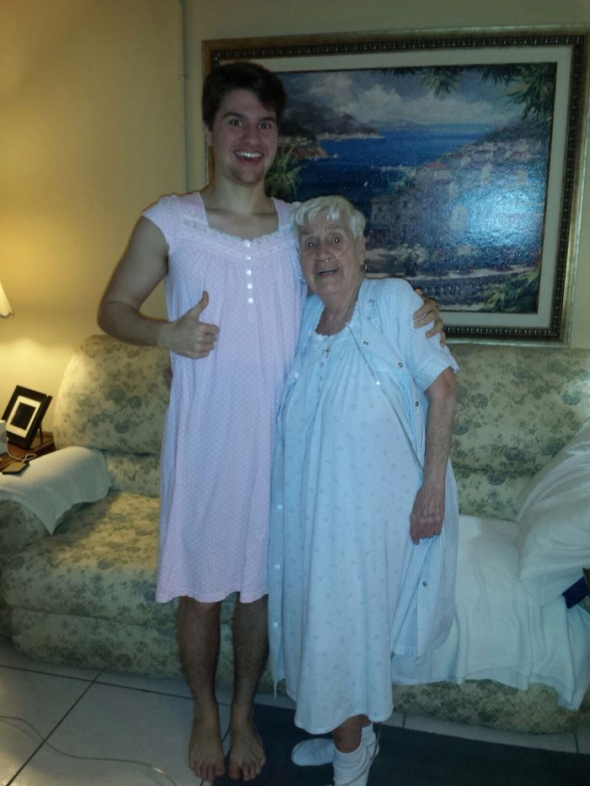 Babička vyrobila noční košili i pro svého vnuka. Tu samou, co nosí ona sama!