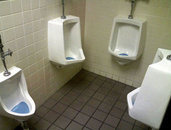 WC, kde kamarádi mohou držet pospolu