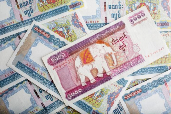 Barmská tisícová bankovka se slonem, který je v divočině jen zřídkakdy vidět