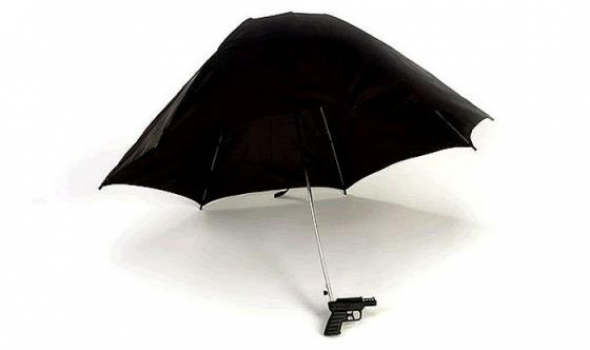 Deštník s vodní pistolí. Blbost, ale chceme ho!
