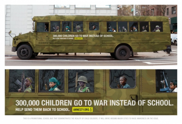300 000 dětí bojuje, místo aby jely do školy. Pomozte jim vrátit se zpátky do školy.