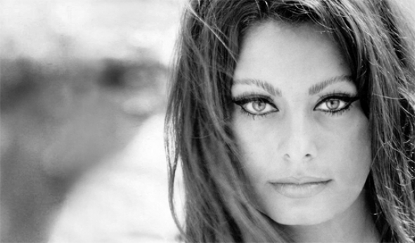 ,,Nic nedělá ženu krásnější než víra ve vlastní krásu.&quot; Sophia Loren
