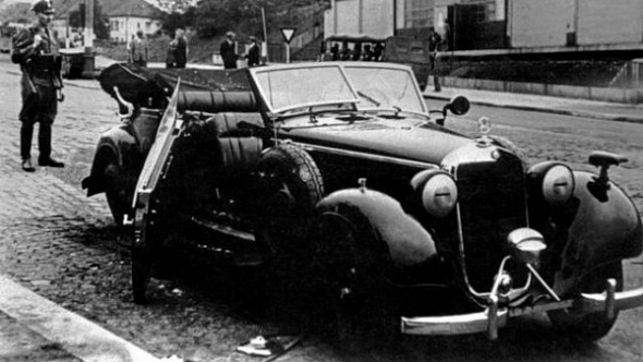 4. Podle historiků k atentátu přispěla i náhoda. Heydrichova řidiče zaskočila přijíždějící tramvaj a dostal se tak přesně na místo, kde tehdy stáli připravení oba parašutisti. 