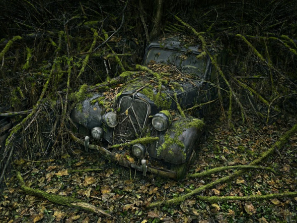 Americký fotograf žijící v Paříži fotí stará opuštěná auta.