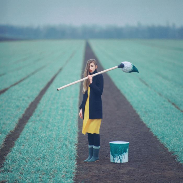 Oleg Oprisco je ukrajinský fotograf s velice unikátním stylem. Vytváří fotografie, které si zahrávají s naší představivostí.