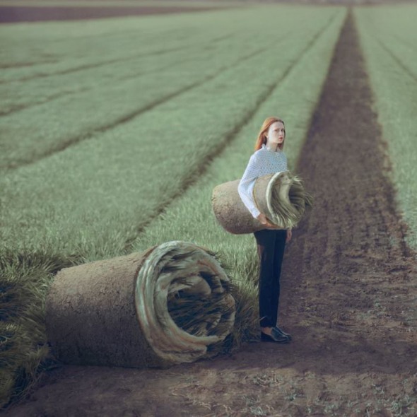 Vybírá si neznámé ukrajinské dívky, které jsou krásné a dodají jeho fotografiím mystično.