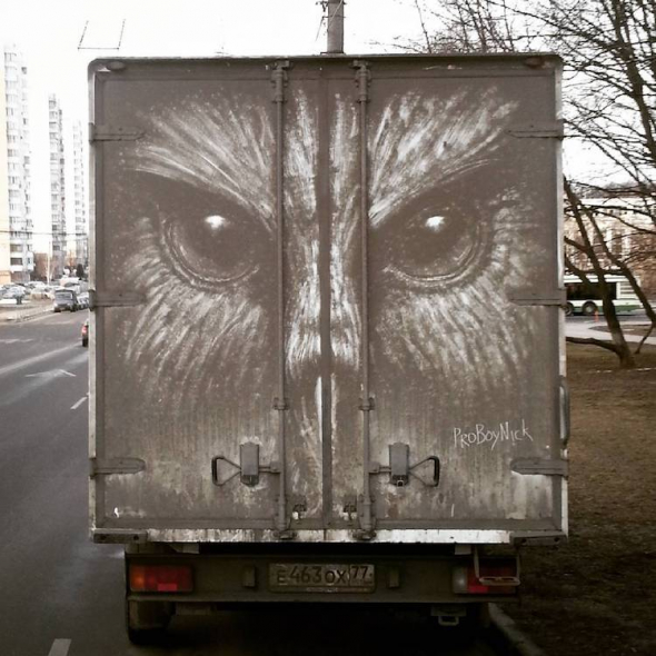 Umělec z Moskvy využívá zaprášená auta jako omalovánky!