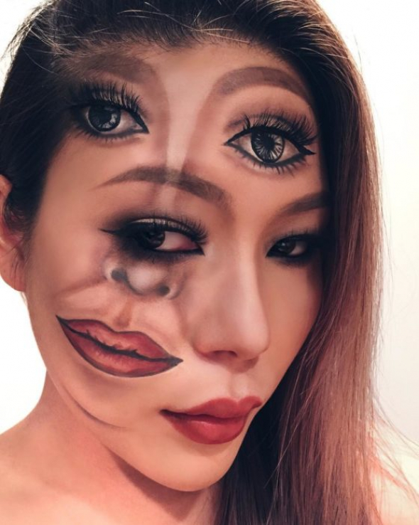 Používá klasický makeup jako ostatní ženy. Jen ho nanese trošku více!