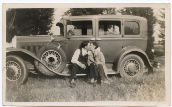 1. Několik fotek kriminálního páru na začátku 1930