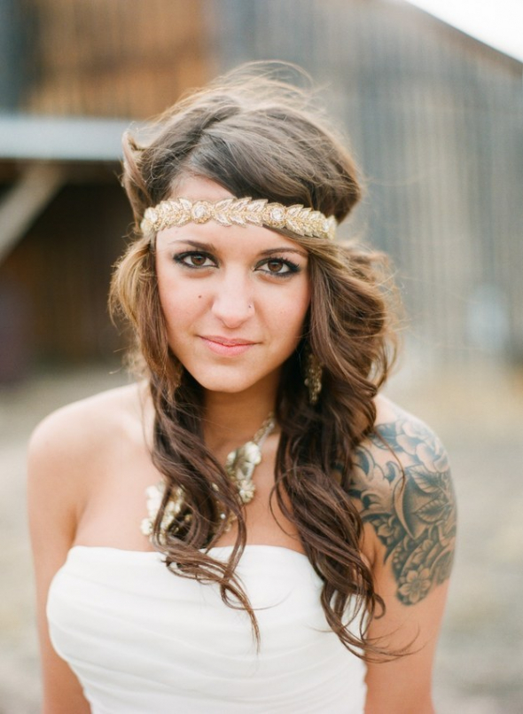 Nevěsta schválně vybrala šaty s odhalenými rameny, aby vyniklo její krásné tetování. Správná volba!