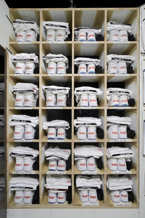 Precizně složené a naskládané uniformy pracovníků NASA