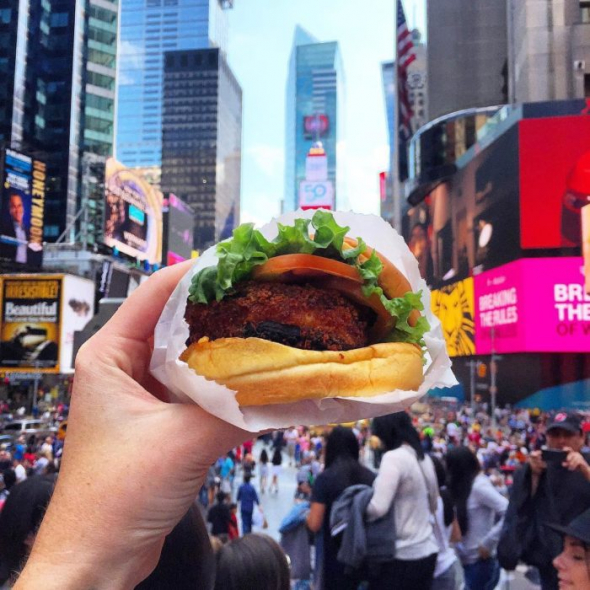Dívka si udělala radost výtečným hamburgerem na Times Square v New Yorku