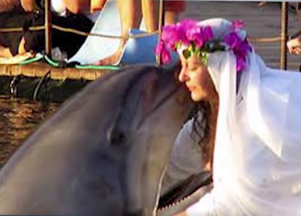 2. Když dá žena přednost delfínovi před mužem...