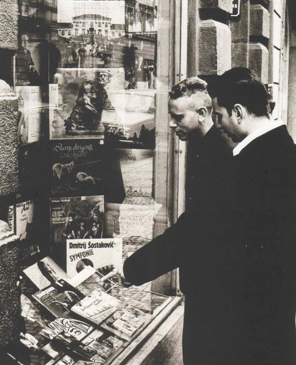 14. Dave Gahan a Martin L. Gore před obchodem s gramodeskami