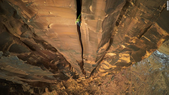 Horolezec na skále v Moabu v americkém Utahu