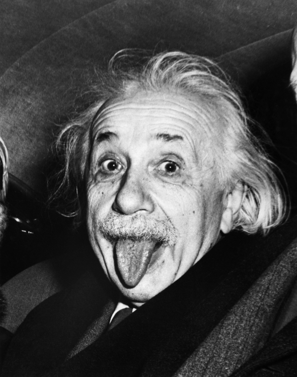 2) „Hra je jeden z nejefektivnějších způsobů, jak zjednodušit život. Přesně to jsme dělali jako děti, ale v dospělosti jsme si hrát zapomněli.“ Albert Einstein 