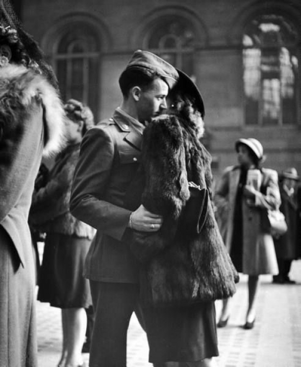 9# Poslední milostná slůvka svému muži (Penn Station, New York City, 1944).